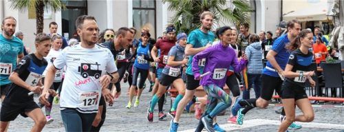 Der Rosenheimer Citylauf zieht immer wieder viele Läuferinnen und Läufer sowieZuschauer in die Innenstadt.Foto Albert Goike