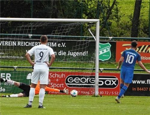 Der Schlusspunkt in Reichertsheim: Langengeislings Maximilian Maier traf per Elfmeter.Foto Walter Semerad