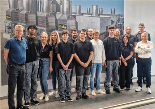 Die Ausbilder und die stela-Geschäftsführer heißen die neuen Auszubildenden herzlich willkommen.