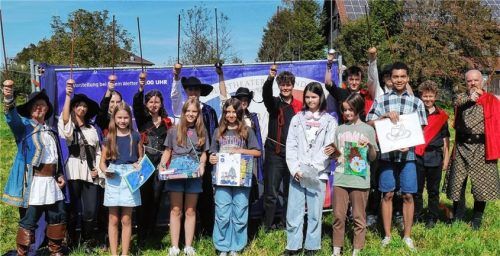 Die beiden Mädchen, die einen Adventskalender halten, sind die Siegerinnen Laura und Lena. Sie besuchten die Probe des Stücks „Die Musketiere“.Foto Ammelburger