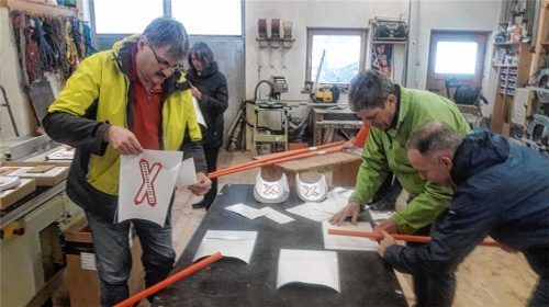 Die Bürgerinitiativen gegen den Brenner-Nordzulauf markierten den Verlauf der Neubautrasse schon mal mit Tausend Kunststoff-Stäben. Selbst Position beziehen sollen in dieser Woche die Landtagskandidaten aus der Region Rosenheim. Foto Brennerdialog.de