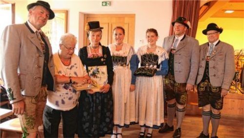 Die Ehrung für 50-jährige Vereinstreue erhielten Barbara Heibler und Barbara Estner: (von links) Kassier Andreas Leitner, Barbara Heibler und Barbara Estner, Veronika Sieber, Maria Fritz, Zweiter Vorsitzender Georg Gar und Schriftführer Gerhard Hefter. Foto Schwitteck