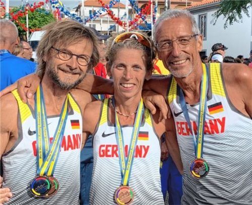 Die erfolgreichen Leichtathleten vom PTSV Rosenheim: Winfried Huber, Kerstin Esterlechner und Roland Essler (von links) gewannen Berglauf-WM-Medaillen.Foto Ludwig Stuffer