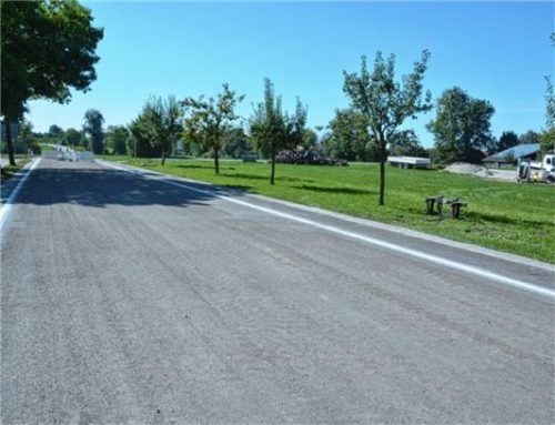 Die Fahrbahn der Niedermoosener Straße ist frisch asphaltiert.