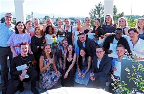 Die Freude ist groß: Romed-Gesamtschulleiter Gunnar Leroy (links), Schulleiterin Amela König (Zweite von links), Klassenleiterin Elisabeth Leitl (kniend, Zweite von links) und stellvertretende Schulleiterin Sybilla Liebmann (rechts) mit den Absolventen sowie Staatspreisträgern.Foto romed kliniken