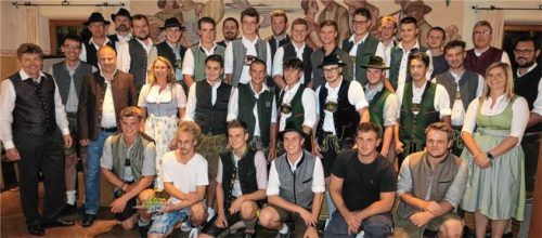 Die frisch gebackenen Gesellen mit dem stellvertretenden Obermeister Rainer Küblbeck (links) und Mitgliedern des Prüfungsausschusses. Foto Baumann