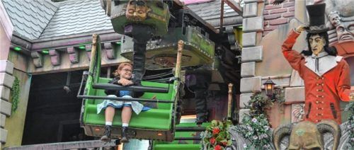 Die Geisterbahn „Haunted Mansion“ mit hängenden, vibrierenden und kippenden Gondeln, echten Schauspielern und Animationen sorgt bei Wiesngängern, die es gruselig mögen, für Gänsehaut.