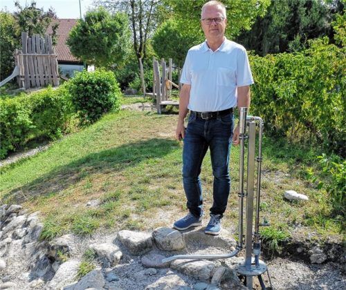 Die Gemeinde musste die Pumpe abstellen, damit nicht pausenlos Wasser verschwendet wird. Bürgermeister Robert Otter ärgert sich sehr darüber. Foto Leitner