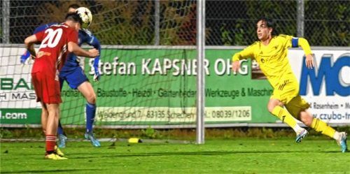 Die größte Chance der ersten Halbzeit: Sechziger-Stürmer Raphael Lang köpft freistehend am Tor vorbei. Foto Hans-Jürgen Ziegler