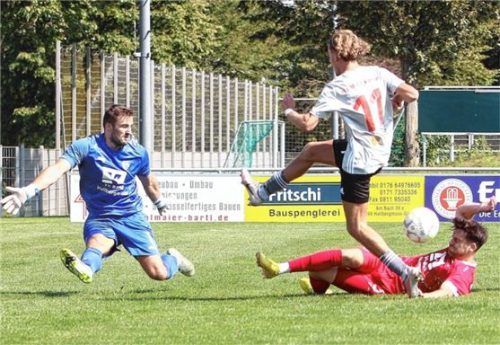 Die größte Chance für 1860 Rosenheim zur Führung: Edis Muhameti brachte den Ball frei vor Hallbergmoos-Tormann David Hundertmark nicht im Tor unter.Foto Wolfgang Fehrmann