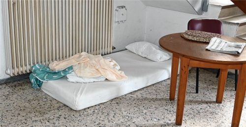 Die Herberge in der Königsseestraße ist immer zu 100 Prozent belegt. Es müssen sogar Matratzen im Aufenthaltsraum und im Flur ausgelegt werden, um den Bedarf zu decken.Fotos Schlecker