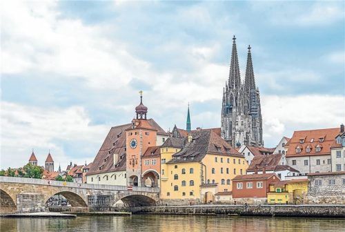 Die Immobilienpreise in Regensburg (hier die Altstadt an der Donau mit Dom St. Peter im Hintergrund) sinken derzeit bayernweit mit durchschnittlich 8,2 Prozent am stärksten. Foto IMAGO / Panthermedia