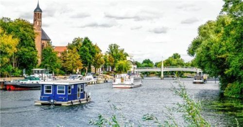 Die Jahrtausendbrücke verbindet die Altstadt Brandenburgs mit der Neustadt. Foto DJD/www.stadt-brandenburg.de/Chris Baumgart