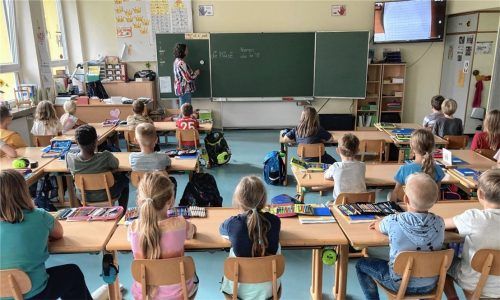 Die Klasse 2a an der Grundschule Oberaudorf mit Klassenlehrerin Tanja Gugglberger.Foto Hoffmann