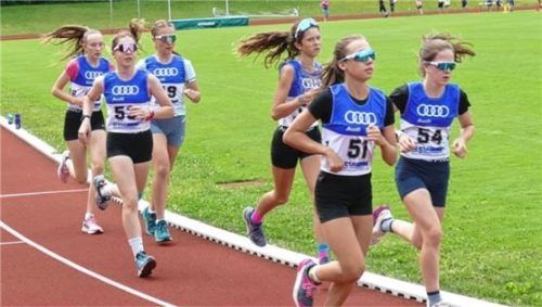 Die Klasse S15 beim 3000-Meter-Lauf: Antonia Seidl, Romy Dietersberger, Helena Düring, Magdalena Köppl, Maria Schuhbeck, Luisa Reidl (von rechts).Foto wet