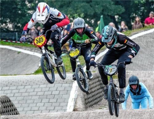 Die Konkurrenz Boys 15/16 um Viktor Petrovic (585) zeigten harte Kämpfe auf dem Track. Fotos Georg Gruber