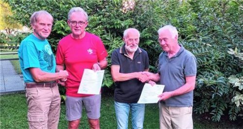 Die Kursleiter Wolfgang Spindler (links) und Werner Kugler (Zweiter von rechts) übergaben an die neuen Trainer C Wolfgang Gößwein (Zweiter von links) und Albin Stieber Urkunden. Foto re