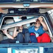 Elf Migranten unmenschlich ins Auto gepfercht