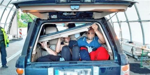 Die Menschen mussten unangeschnallt aufeinander und im Kofferraum sitzen. Foto Bundespolizei