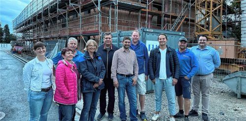 Die Mitglieder des Bauausschusses sowie einige Mitglieder des Eggstätter Gemeinderates besichtigen mit dem zurzeit amtierenden Bürgermeister Hans Plank (Mitte) und der planenden Architektin Franziska Hoos (links) die Baustelle der Kita Hartseewichtel.Foto re