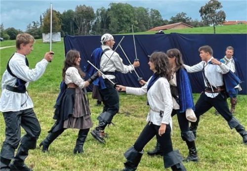 Die Musketiere und Kadetten beim Fechten, das sie an einem Wochenende erlernt und trainiert haben. 40 Frauen und Männer, Mädchen und Buben stellten die Szenen aus Alexandre Dumas` Roman nach.