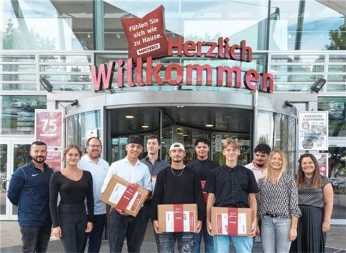 Die neuen Auszubildenden mit ihren Ausbildern bei WEKO.