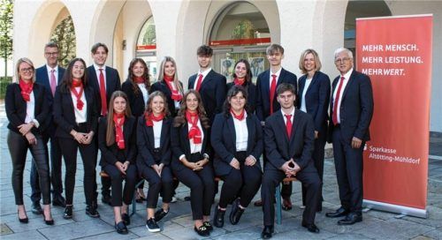 Die neuen Auszubildenden zusammen mit (von links) Lena Gruber (Personalentwicklerin), Florian Brand (Abteilungsleiter Personal), Tara Erdmann (Ausbilderin) und (von rechts) Karl Straßer (stellvertretender Vorsitzender des Vorstandes) und Alexandra Schuhbauer (Generalbevollmächtigte und künftige Marktvorständin).