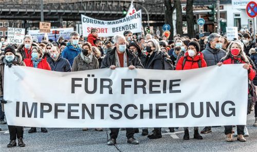 Die Pandemie und die Demos für und gegen die Corona-Regeln polarisierten die Menschen. Fotos dpa/re