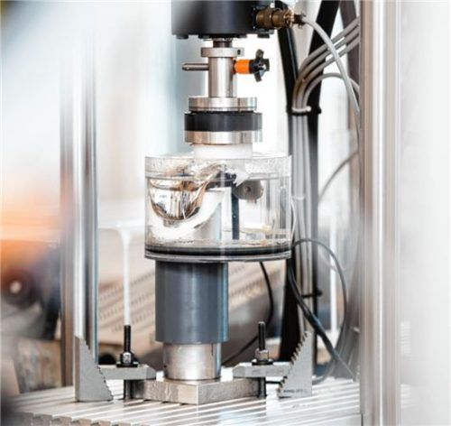 Die Prüfmaschinen, die die Implantate auf Verschleiß testen, kosten bis zu 300000 Euro.Fotos Kraemer