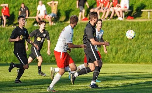 Die SG Reichertsheim-Ramsau/Gars behielt im Aufsteigerduell gegen den TSV Teisendorf mit 4:0 die Oberhand. Hier ist Uli Hubl auf dem Weg zum 2:0.Foto Walter Semerad