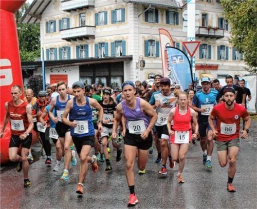 Die Sieger des diesjährigen Heuberglaufs starteten bereits aus der Poleposition. Links mit der Startnummer 39 Florian Zeisler. Neben ihm, mit der Startnummer 18, Anian Rottmüller, der als Zweiter durch das Ziel ging.Foto Steffenhagen