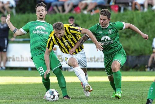 Die Siegsdorfer Markus Wendlinger und Josef Wittmann (rechts) im Duell gegen Moosinnings Peter Werndl.Foto Hans Weitz