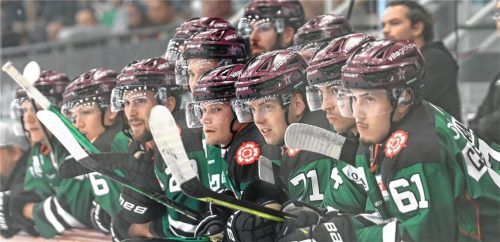 Die Spieler der Starbulls Rosenheim warten gespannt auf den Auftakt der DEL2-Saison am Freitag. Foto Hans-Jürgen Ziegler