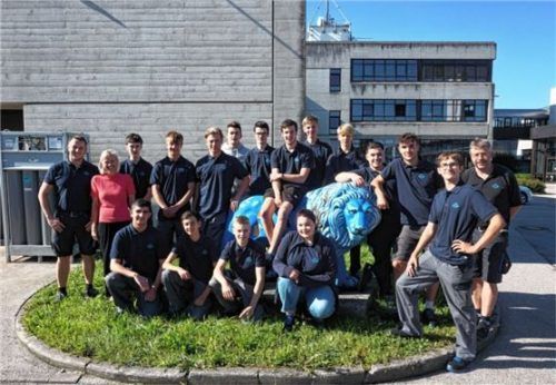 Die SPINNER GmbH in Westerham begrüßt 16 neue Auszubildende.