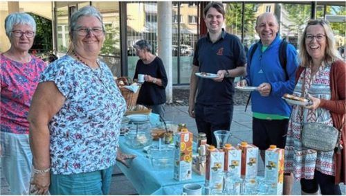 Die spontane Idee von Marianne Mayer (Zweite von links), während der No-Hate-Ausstellung ein faires Frühstück des Vereins „Kolbermoorer Frauen“ zu organisieren, kam gut an. Mitgewirkt oder daran teilgenommen haben (vorn, von links) Uschi Höfner sowie Leonhard, Josef und Susanne Sedlbauer.