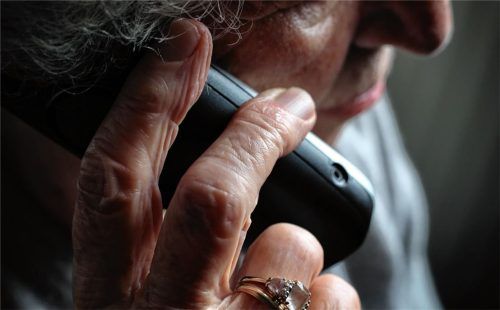 Die Tochter habe einen tödlichen Verkehrsunfall verursacht – mit diesen Worten schockten die falschen Polizisten eine 72-Jährige.Foto dpa