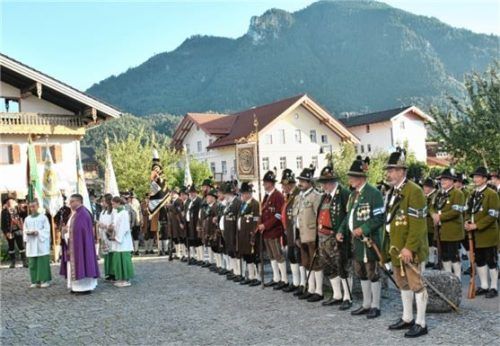 Die Totenehrung am Kriegerdenkmal hielt Pfarrer Josef Steinberger (Mitte).Foto WEISS