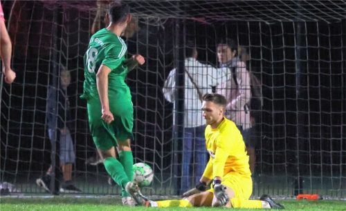 Die Vorentscheidung: Grünwalds Anes Ziljkic überwindet Wasserburgs Tormann Lino Volkmer zum 2:0 für die Gäste.Foto mb.presse – Butzhammer
