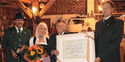 Dieter Höpfner (Dritter von links) ist neuer Ehrenbürger von Aschau. Bürgermeister Simon Frank (rechts) überreichte ihm – in Anwesenheit von dessen Ehefrau Gabriele Höpfner – in der Schlossbergalm die Urkunde und die Ehrennadel. Es freut sich auch Laudator Sebastian Pertl (links).Foto Rehberg