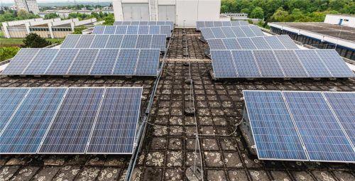 Durch den Betrieb von Solaranlagen auf gemeindlichen Dächern können Stromkosten eingespart werden. Dieses Ziel verfolgt auch die Gemeinde Schechen mit der Übernahme zweier Anlagen auf dem Dach der Grundschule Hochstätt. Foto dpa