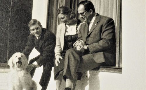 Ehepaar Wolfgang und Mechthild Sawallisch mit Adoptivsohn Jörg und Hund. Foto Wolfgang-Sawallisch-Stiftung