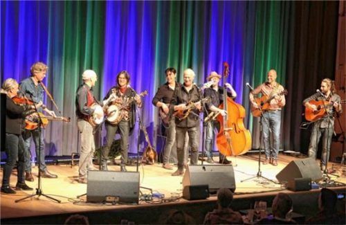 Ein Bluegrass-Konzert mit den typischen Instrumenten zeigt das Bild, aufgenommen in Waldkraiburg. Bluegrass gehört zum breiten Genre der Country-Musik. Foto kme