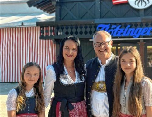 Ein eingespieltes Team: Andreas Schmidt mit seiner Frau Beate und den beiden Kindern Victoria und Laetitia. Foto Flötzinger Brauerei