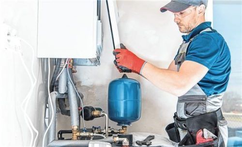 Ein Heizungstausch bringt viel Arbeit mit sich – diese sollte von Experten ausgeführt werden. Foto welcomia/Panthermedia