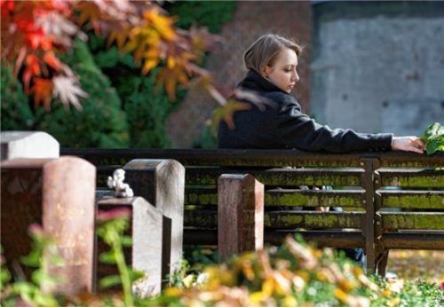 Ein Kann, aber kein Muss: sich für Beerdigungen eine schwarze Jacke anschaffen. Foto Franziska Gabbert/dpa-tmn