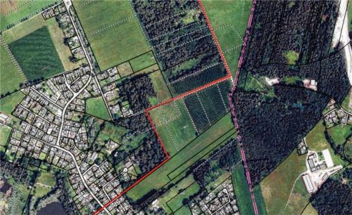 .Ein komfortabel ausgebauter Radweg (rot) sollte im Kolbermoorer Norden vom Tonwerksweiher bis zum Friedhof nach Großkaro führen. Der Kolbermoorer Stadtrat lehnte das Projekt ab. Jetzt müssen es auch die Großkarolinenfelder auf Eis legen. Foto  Stadt Kolbermoor