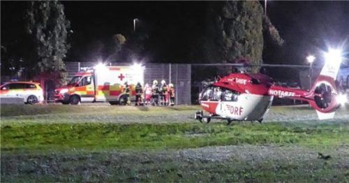 Ein Rettungshubschrauber landete in der Nacht von Donnerstag zu Freitag auf der Wiese an der Pauline-Thoma-Turnhalle. Der schwer verletzte 29-jährige Kolbermoorer wurde in die Unfallklinik nach Murnau geflogen. Foto Riediger