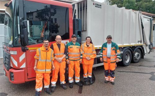 Ein Tag bei der Müllabfuhr: (von links) Fatih Yovru, Anton Dörfl, Stefan Boros, OVB-Reporterin Jennifer Beuerlein und Ludwig Brüchmann.Foto Baubetriebshof Rosenheim