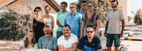 Ein Teil der Bürgerinitiative, die in Unterreit gegen die Funkmasten kämpft (hintere Reihe von links): Petra Köppl, Anna Köppl, Winfried Köppl, Günther Manhart, Albert Seidl, Christine Haider und Konrad Zeiler. Vordere Reihe (von links): Suza Ramsauer-Sewald, Markus Sewald, Christian Vitzthum und Michael Madl.Foto .