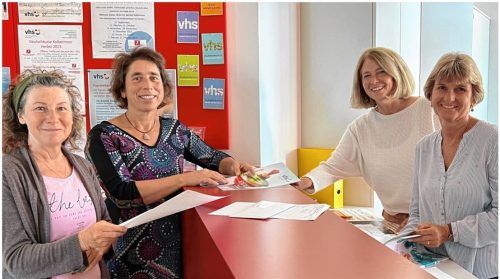 Ein Teil des 120-köpfigen Teams der Volkshochschule: (von links) Nähkurs-Leiterin Anita Weiß und die drei festangestellten Mitarbeiterinnen Ulrike Sinzinger (VHS-Chefin), Monika Hofmann und Birgit Margreiter.Foto  Gerlach